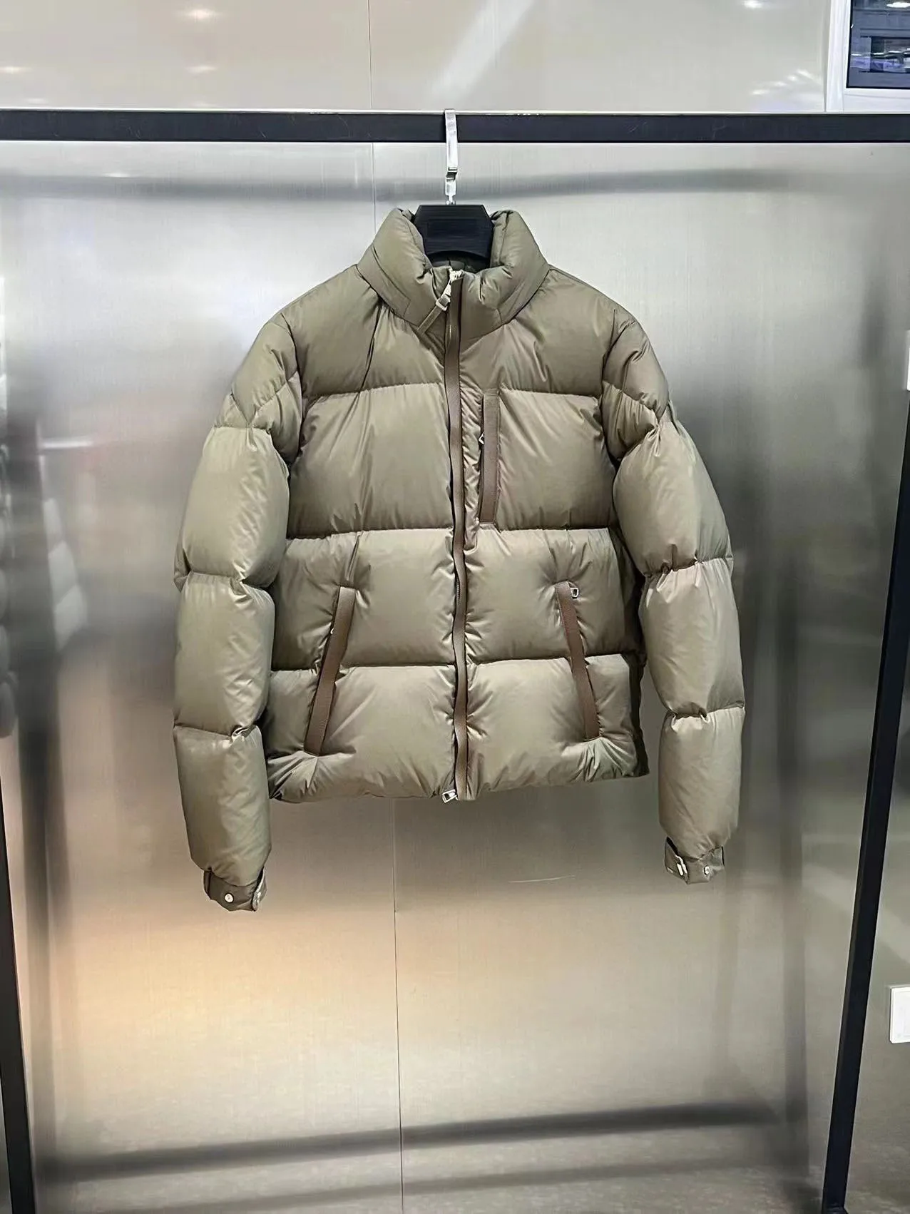 

2023 New Luxury Best Version Hide Hooded Down Jacket Women Men Winter Jacket Coat Sleeve Small Logo Patched Goose Down Jacket