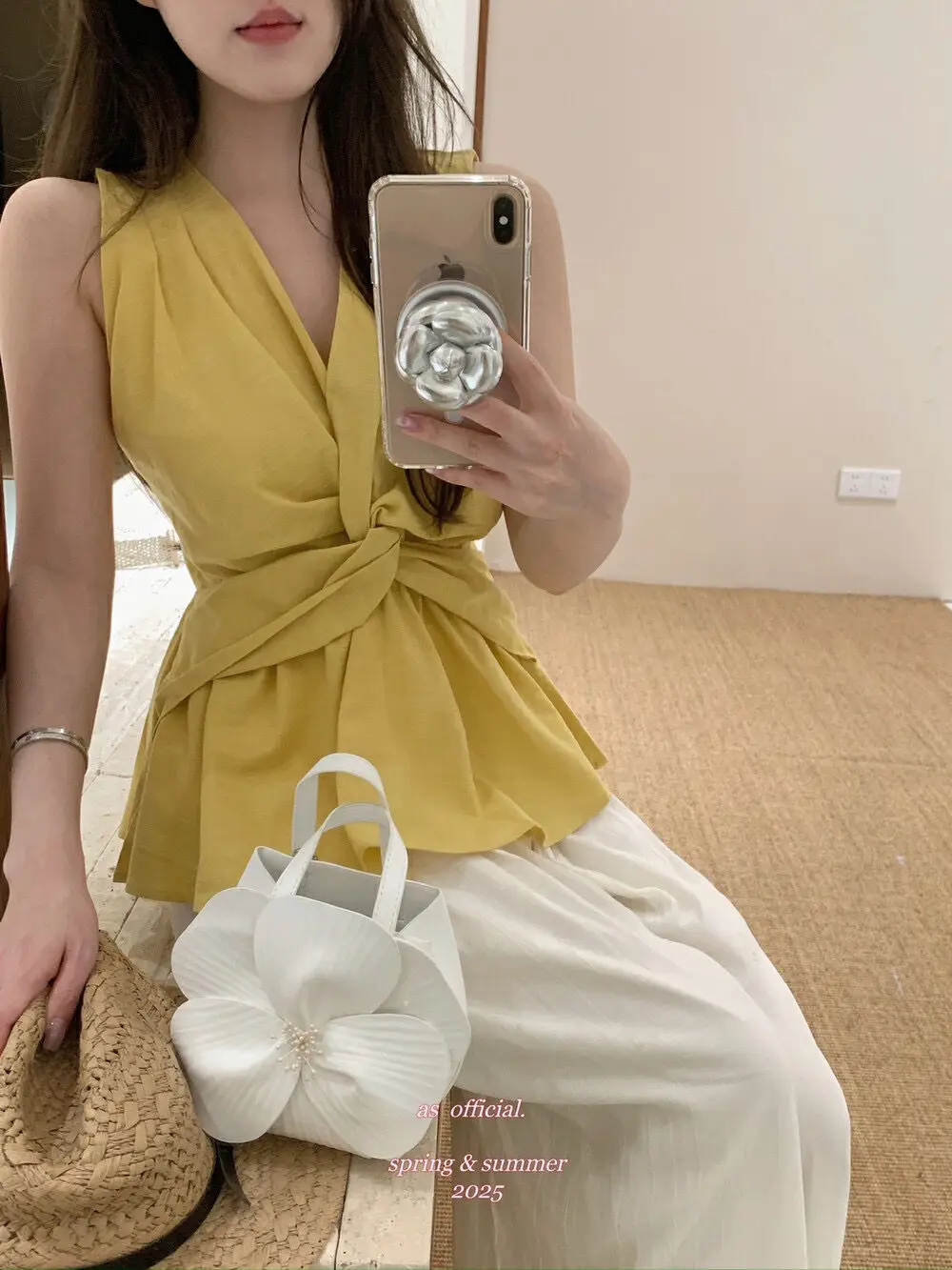 Designer Twist Knot V-neck Vest for Women 2025 Summer New Resort Style Niche Slim-fit Unique Sleeveless Top picture