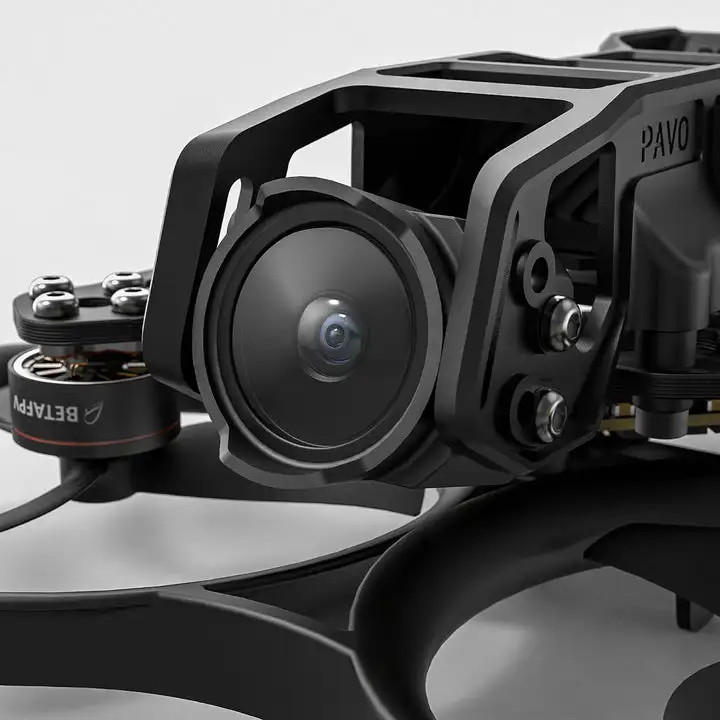 Détail du châssis du Pavo20 Pro II 2.2" Cinewhoop FPV montrant le compartiment batterie et la caméra DJI O4 Pro