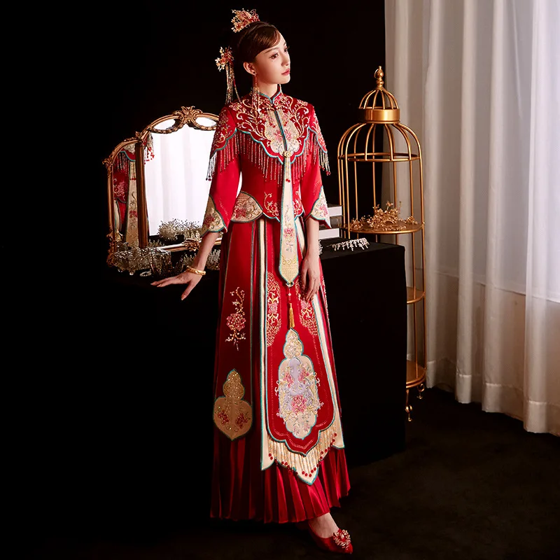 

Chinese Traditional Women Wedding Dress Embroidery Rhinestone Long Cheongsam Stylish Elegant Bride Bridegroom китайская одежда