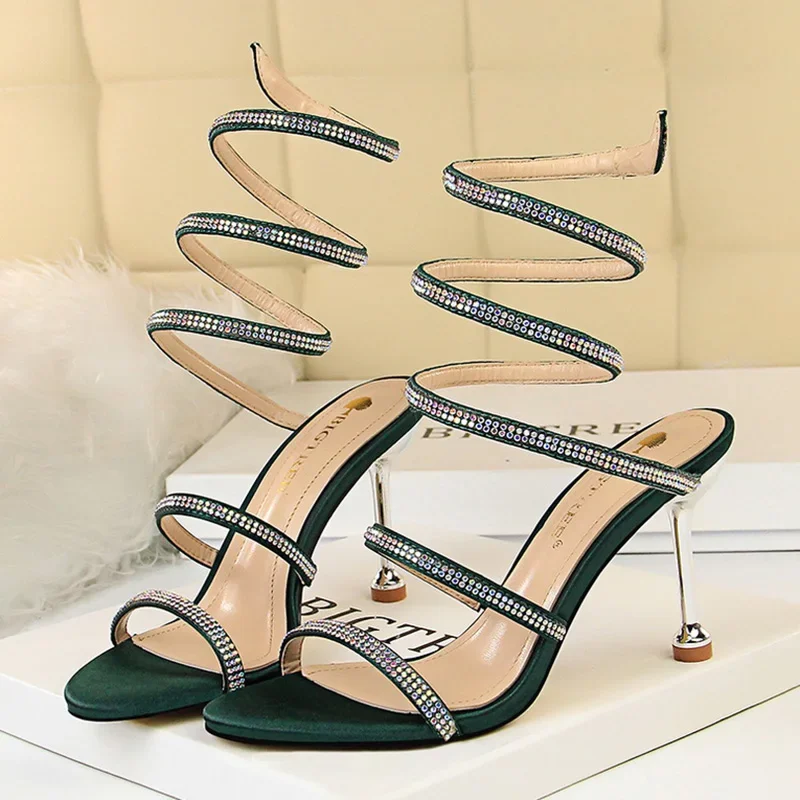 صنادل حرير مرصعة كعب 8.5 سم