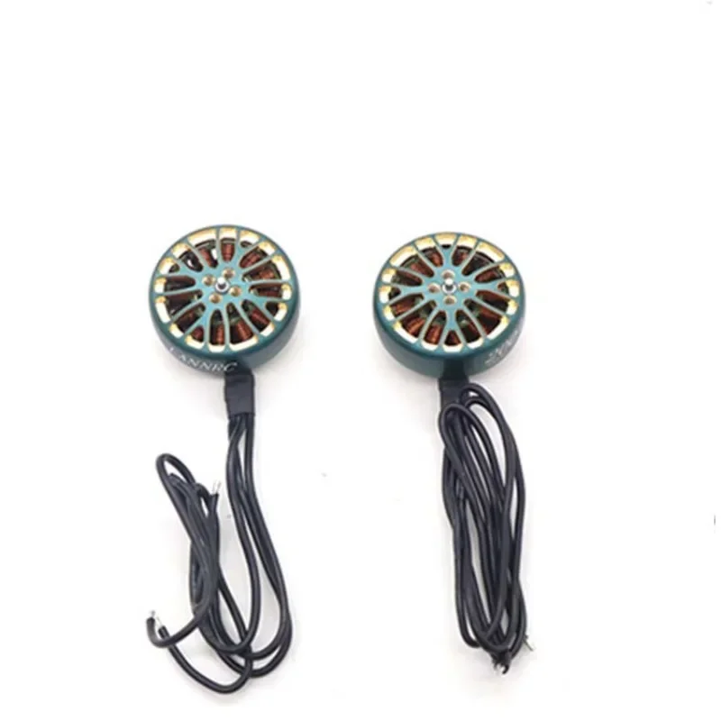 Moteur brushless 2004 PLUS 3000KV pour drone FPV, présenté avec un support de montage et des hélices.