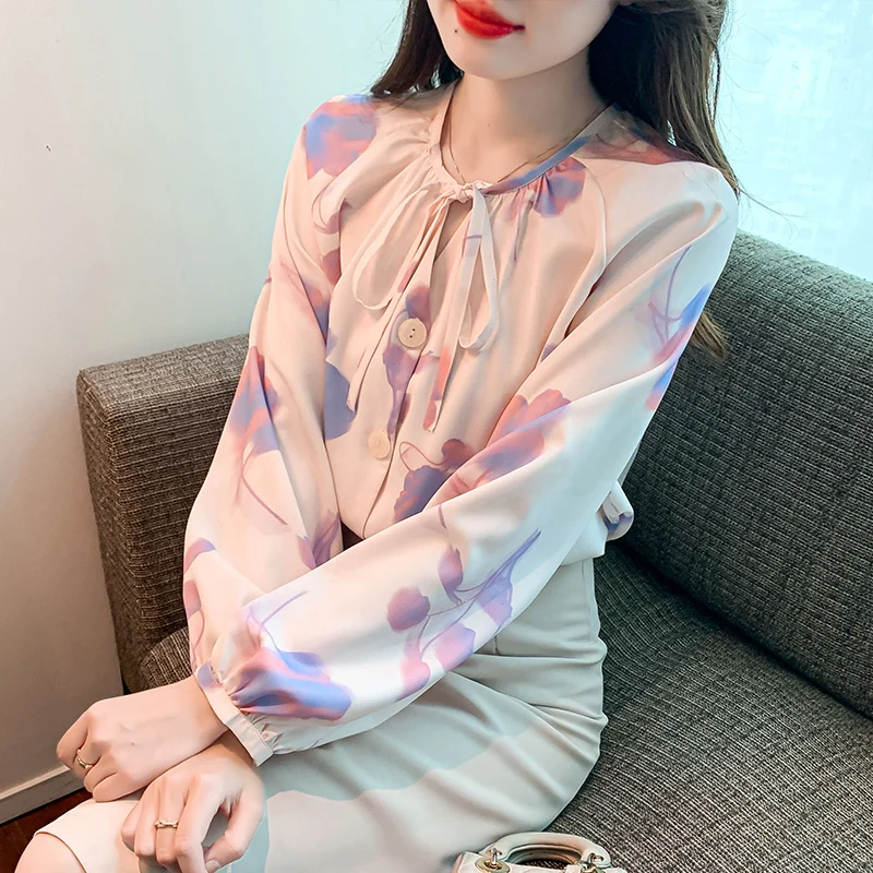 

Модная и удобная женская блуза для весны и осени с модным принтом и пуговицами спереди