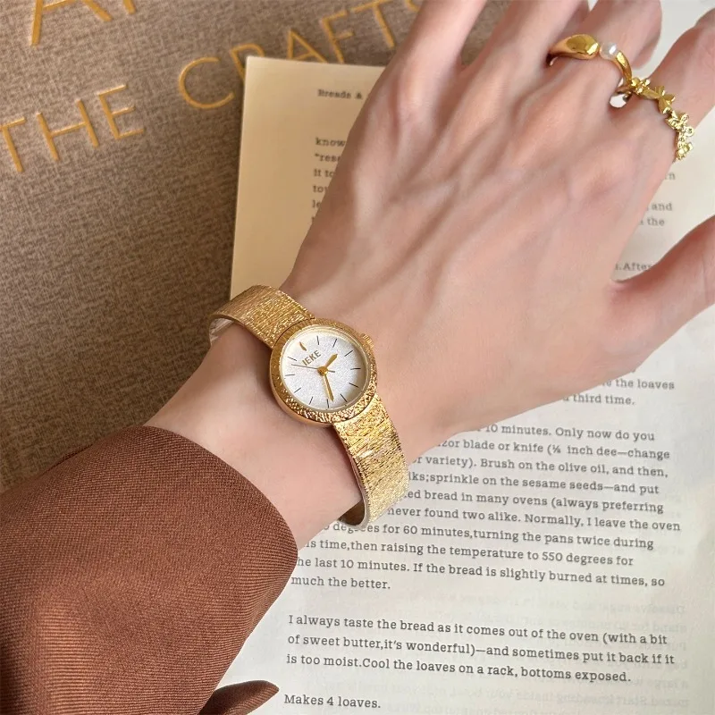 ساعة نسائية ذهبية بنقش فاخر – تصميم كلاسيكي أنيق