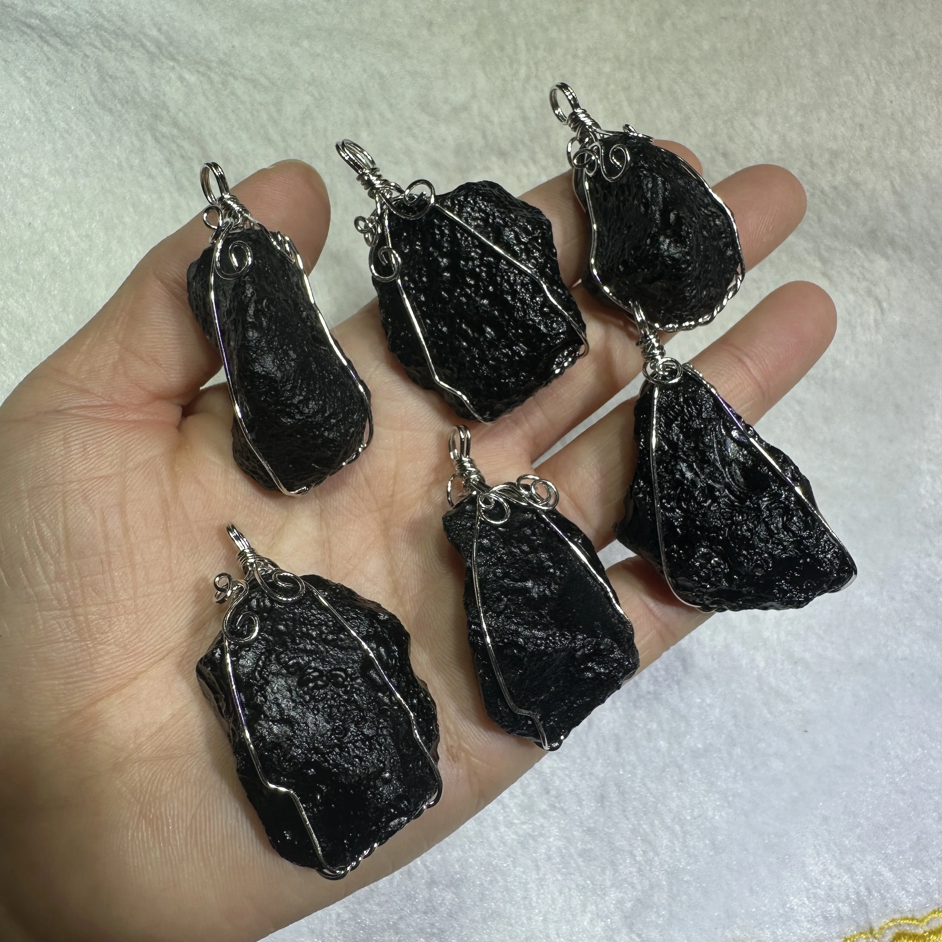 

Natural Stone Meteorite Black Tektite Specimen Wholesale Natural Black Lava Volcanic Loose Energy Pendant for Women Man for Gift