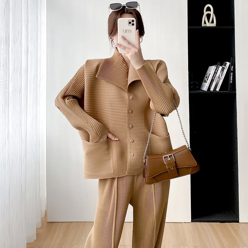 

Женский свободный комплект одежды Miyake, модный элегантный удобный плиссированный комплект из двух предметов, топ и брюки свободного покроя, лето 2023
