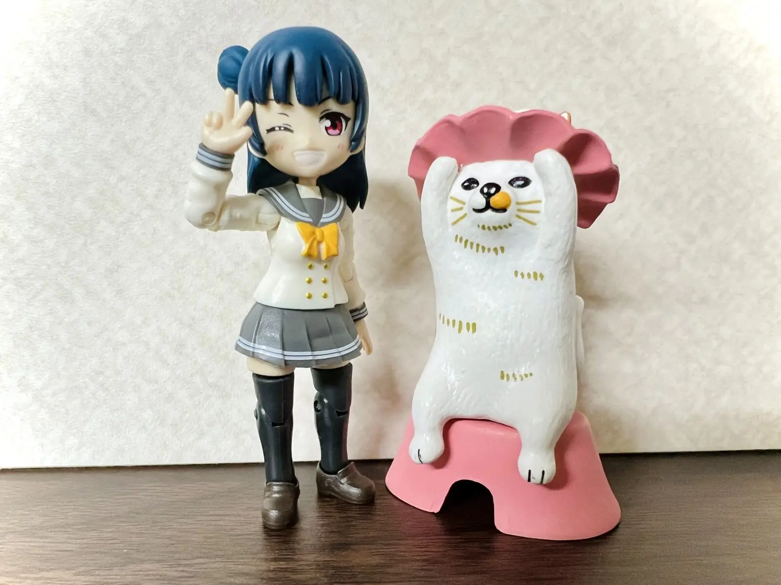 Original Kapselspielzeug Kawaii Pokefasu Shampoo-Hut-Katze Calico Tabby Neko auf Hocker sitzend beim Haarewaschen Figuren Geschenke Ornamente – Detail 1
