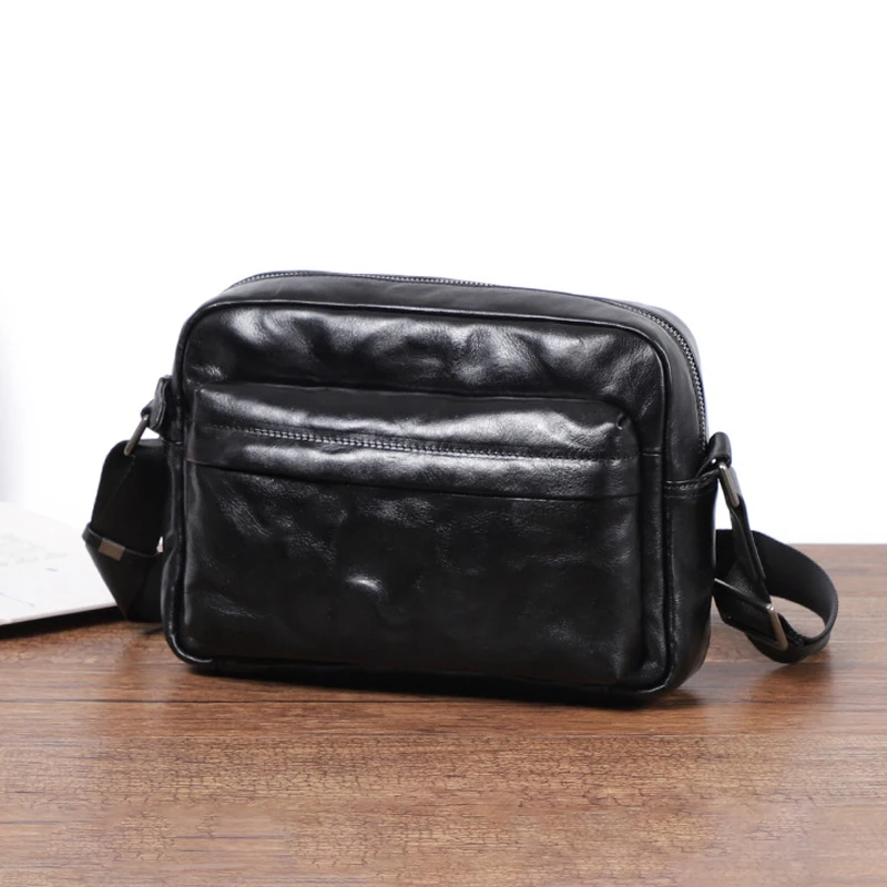 

AETOO New commuter men's shoulder bag leather men's baotou layer cowhide crossbody bag hand grab tree paste skin men's bag