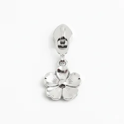 Set of Flower - Shaped Pull Tab Sliders with Detachable Metal Zipper Pull for DIY Crossbody and Shoulder Bags (Silver)