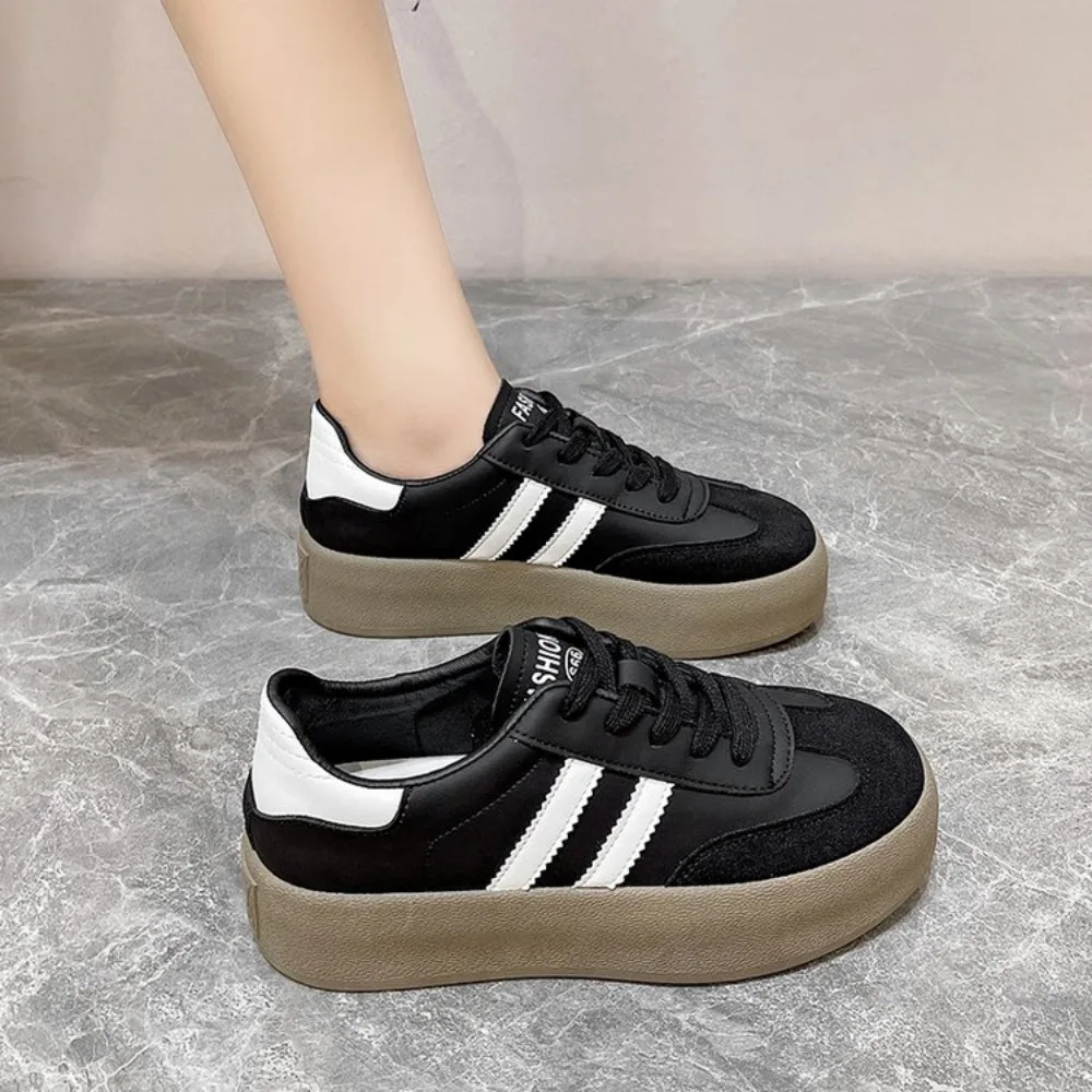 Рисунок 3 - Женские кроссовки на шнуровке