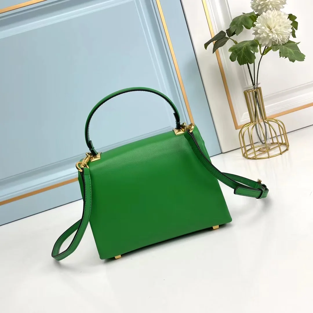 

2023 new sheepskin handbag high quality rivet shoulder bag fashion flip Messenger bag Joker leisure new handbag