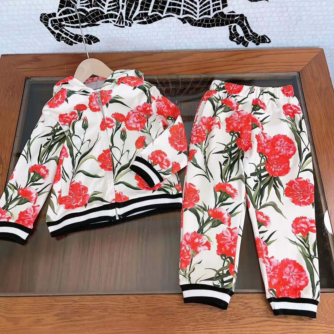 

Autumn Baby Girls Clothes Sweatshirts 2023 Fashion Designer Children's Clothing Zipper Cardigan Jacket Hoodies Girl Outfits Sets