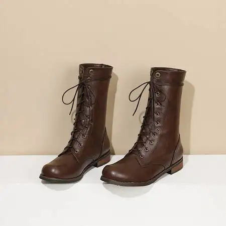 Botas medievales de piel marrón con punta en punta, ideales para completar tu outfit. Para