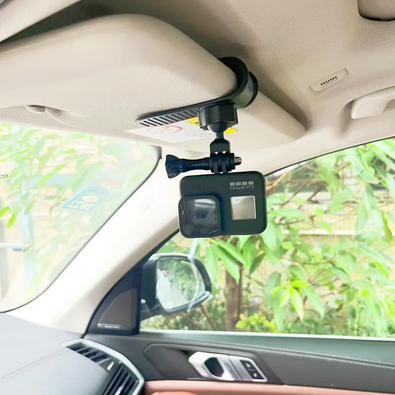 Support pare-soleil pour caméra action installé sur une DJI Osmo, avec rotule 360° permettant d'orienter l'écran facilement.