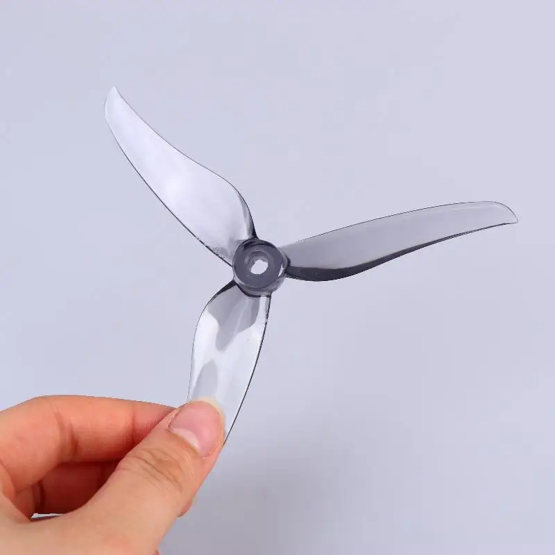 Hélice T-Motor T5146 5 pouces 3 pales vue de profil, montrant l'épaisseur et la forme aérodynamique, lot de 4 pour drone FPV course