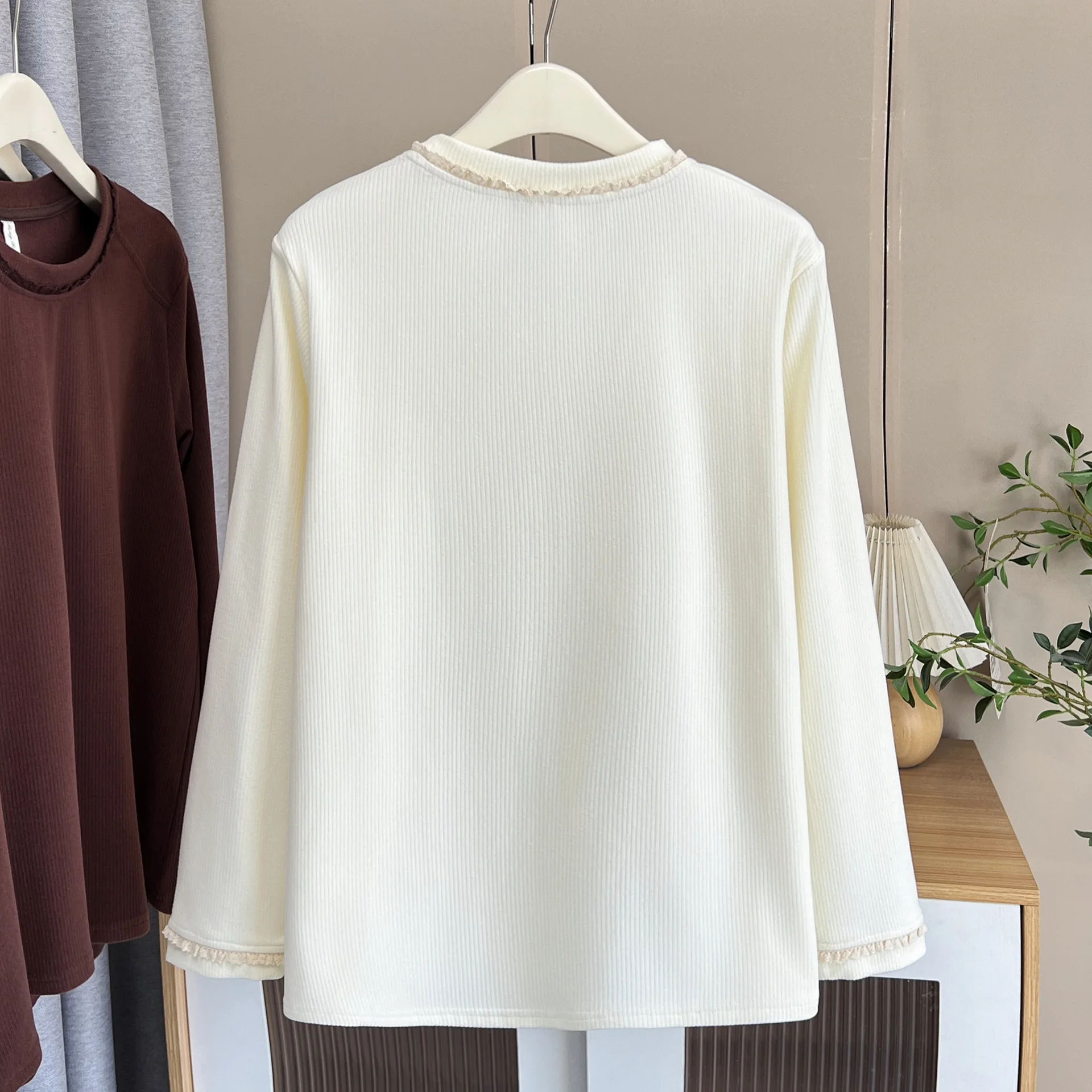 XXXXL Fashion Plus Size Women's T-Shirt Autumn And Winter New Design Style Lace Patchwork Long Sleeved Warm Tops 652