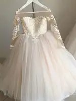 Robe de fille de fleur avec broderie de dentelle et robe de train traînante pour enfants à manches longues en tulle 3