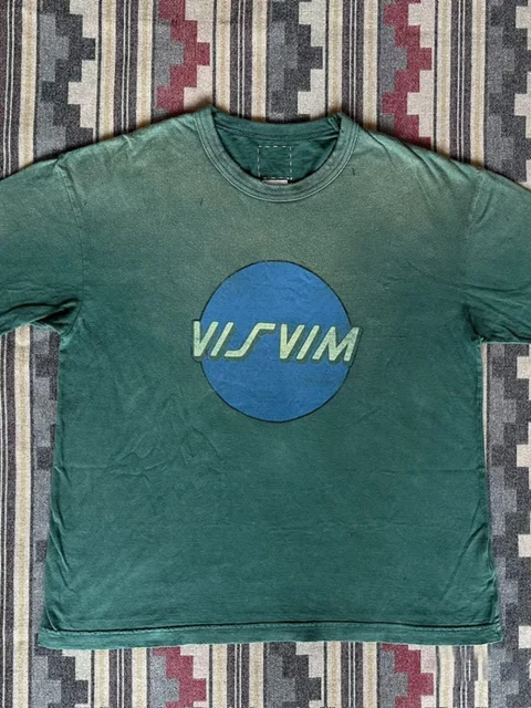 일본 미학과 현대적인 감성이 돋보이는 세련된 VISVIM 티셔츠