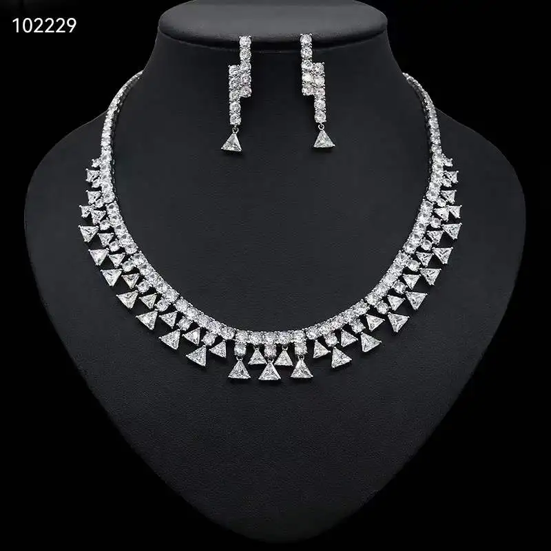 

Комплект из колье и серёг, с фианитом