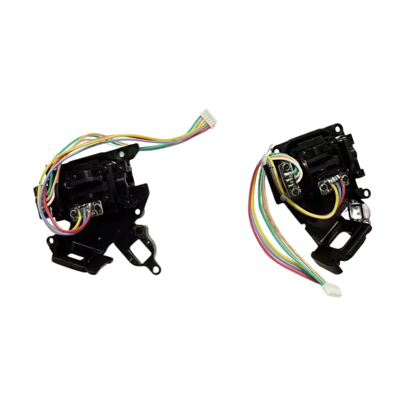Mains tenant la télécommande DJI T40 T20P T25 T50, prête pour le pilotage de drone agricole.