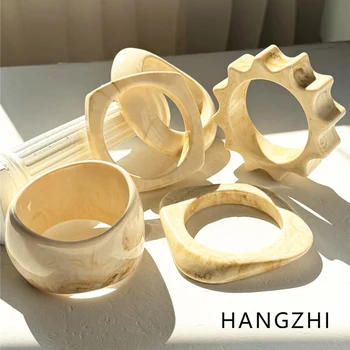 HANGZHI Beige Tie-Dye Resin Bracelet 1