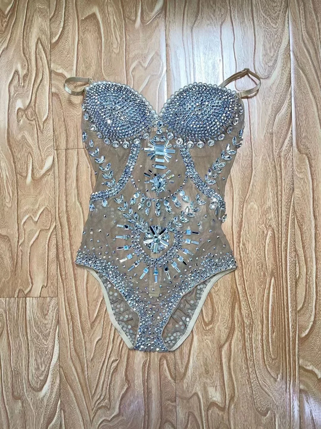 Рисунок 4 - Женское боди с искусственным жемчугом