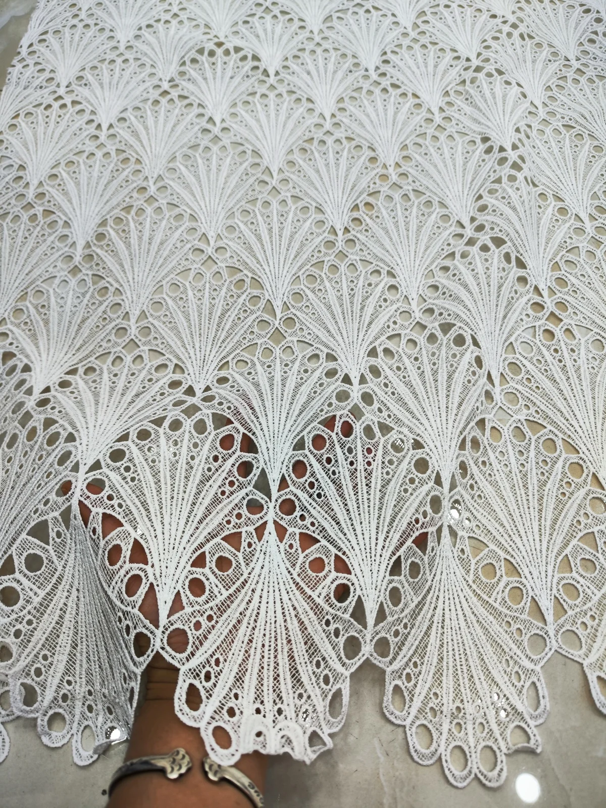 

Классический дизайн Белый африканский гипюр кружевная ткань 2023 высокое качество водорастворимый шнур кружевная ткань для свадебной вечеринки KJFT2311