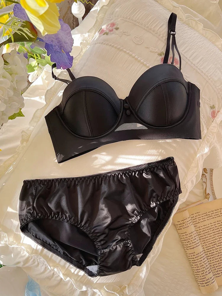 مجموعة الملابس الداخلية الحمراء المستوحاة من طراز...