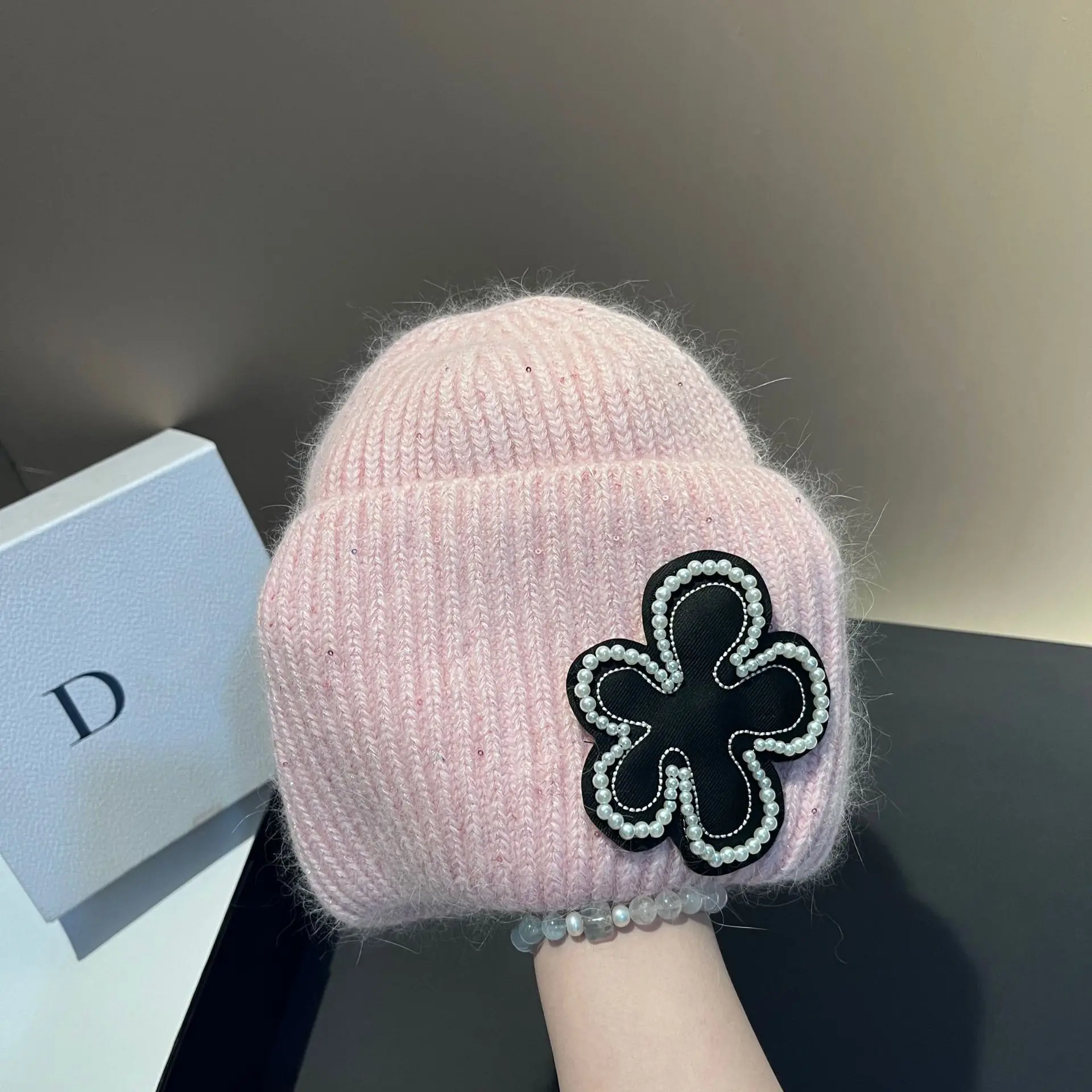 Chapeau de bonnet de fleur de perle à la mode hiver nouveau chapeau en tricot de fourrure de lapin à paillettes gluantes douces en plein air polyvalent léger chapeau de luxe femmes_voghion.com