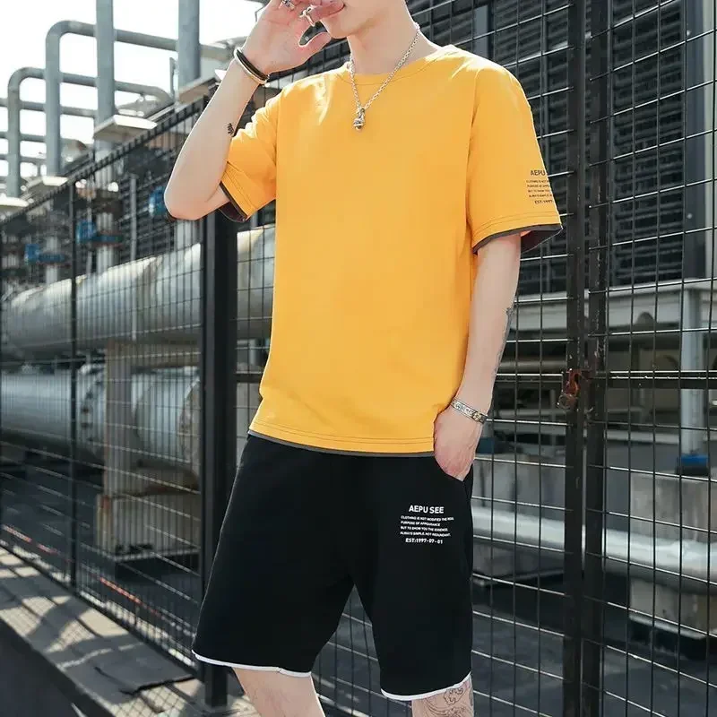 thumbnail image 1 of Conjuntos de hombre Conjunto de entrenamiento Estampado gráfico Algodón Tendencia 2024 Verano Camisetas Pantalones cortos Trajes para hombres Ropa Kpop Manga corta Cuarto fresco, 1 of 5