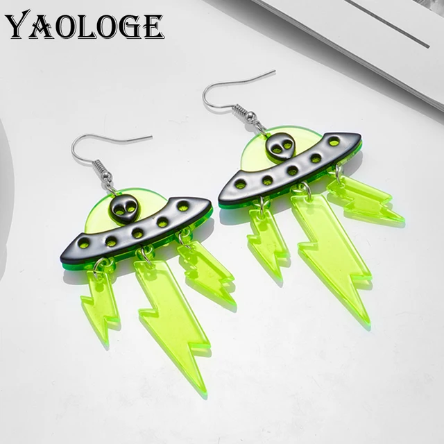 YAOLOGE-pendientes de acrílico con forma de ovni para mujer, aretes colgantes con diseño de Alien verde, de dibujos animados, para regalo 1
