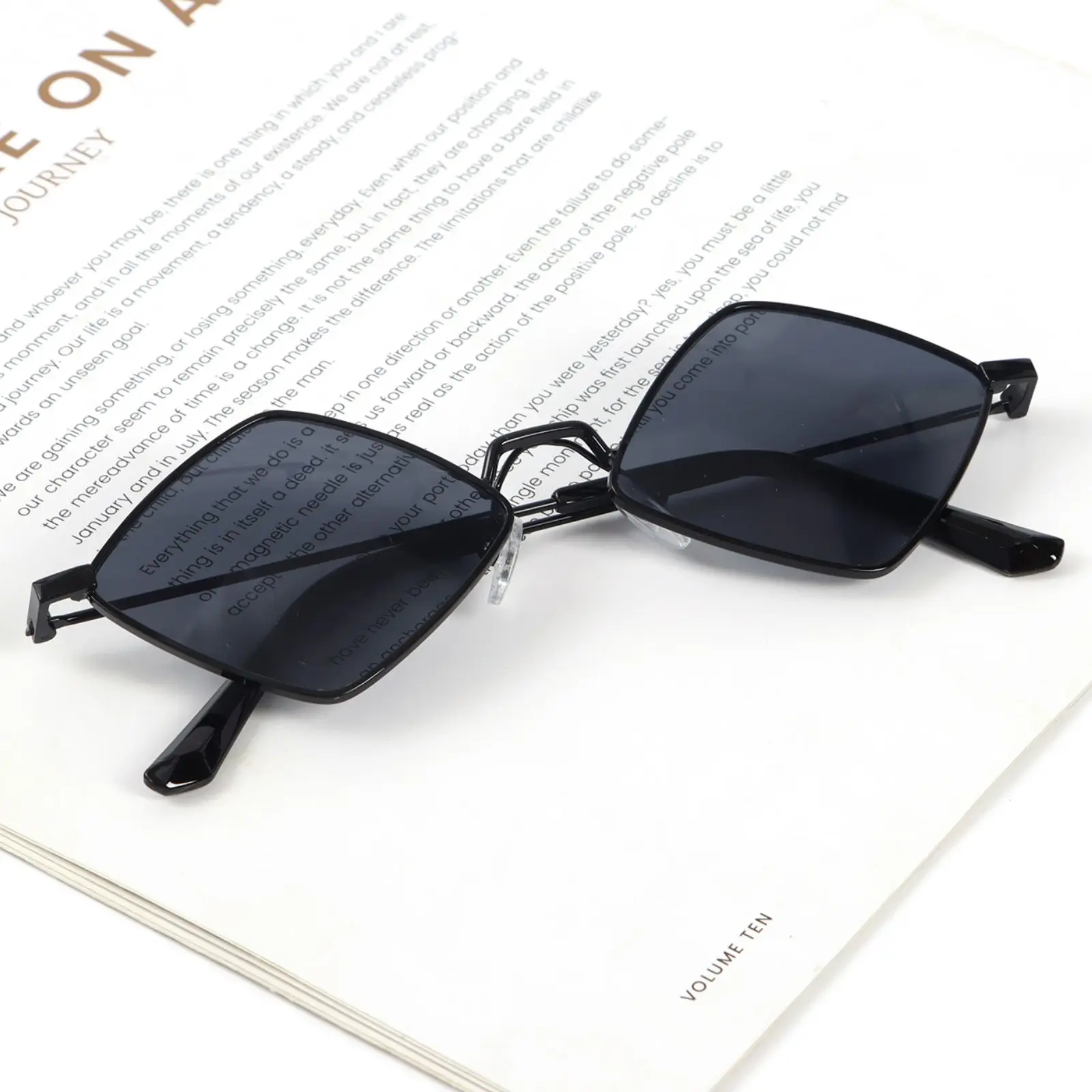 Chic Retro Diamond Sunglasses with Small Metal Frame & UV Protection