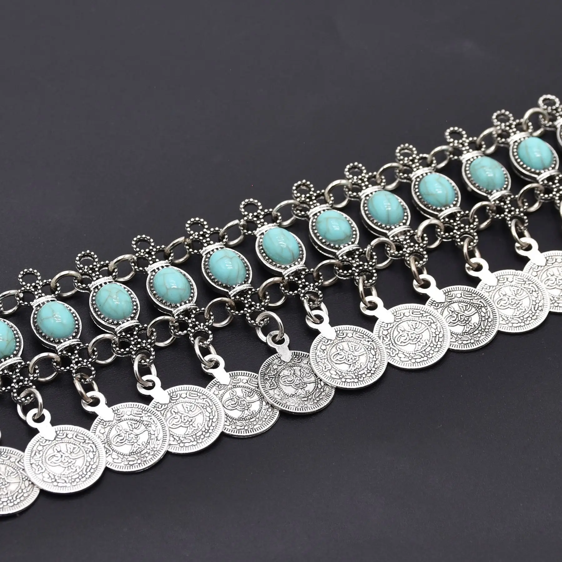 تاج جبين فضي بعملات متدلية وأحجار ملونة – تصميم تر...