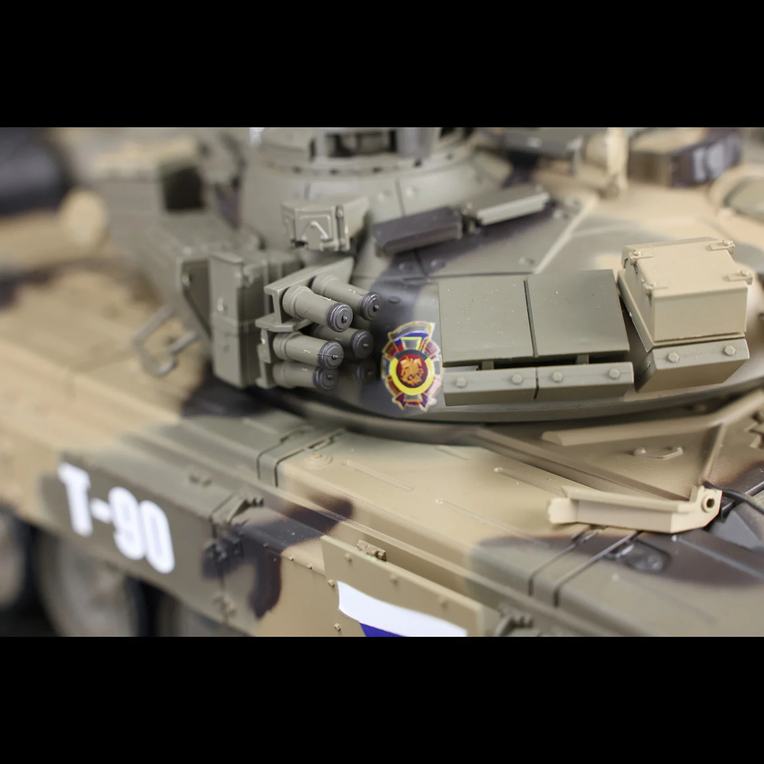 헝롱 무선 조종 탱크 1/16 스케일 2.4Ghz 7.0 플라스틱 버전 러시아 T90 RTR 3938 모델 자동차 기관총 BB 발사 TH17842