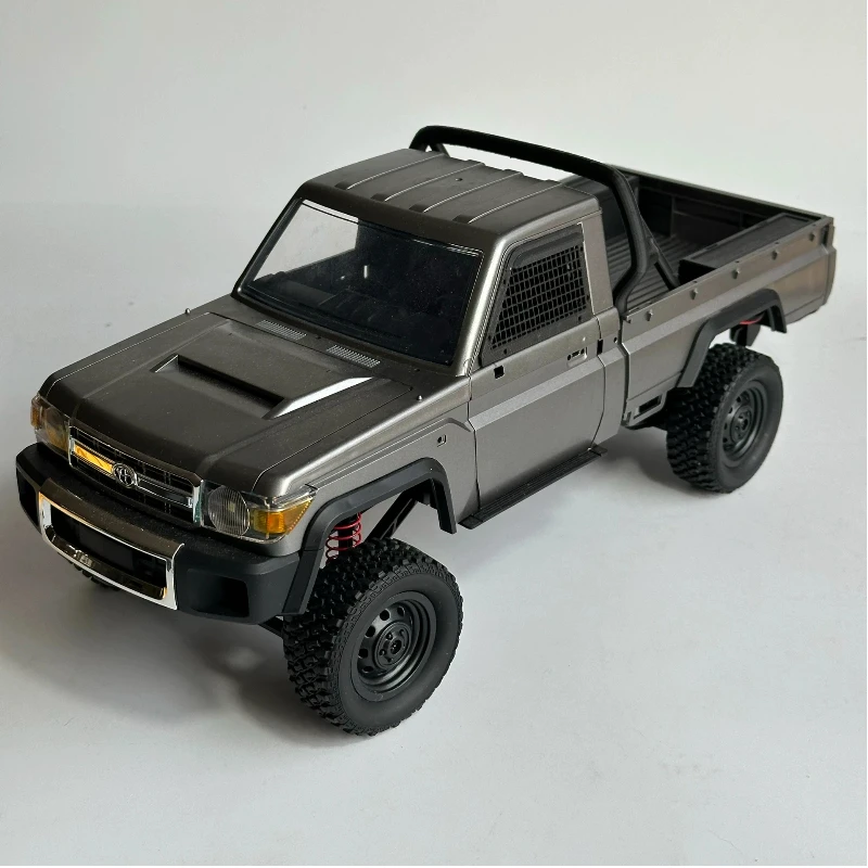 Cage de protection pour RC Rock Crawler MN82 installée, offrant une protection élégante pour les sessions d'escalade.