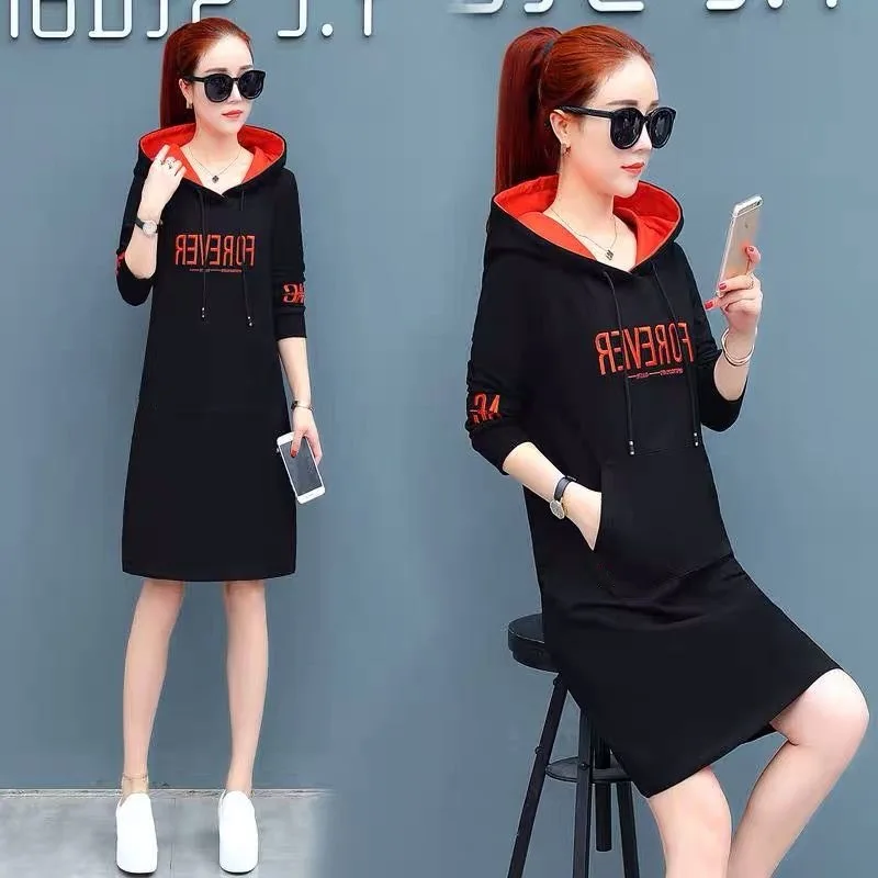 فستان ميدي بغطاء للرأس وأكمام طويلة من الصوف السمي...