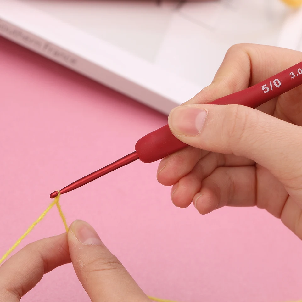 9Pcs Red Crochet Hooks Set with Silicone Handle Knitting Needles Tools with Pink PU Bag Size 2.0mm To 6.0mm