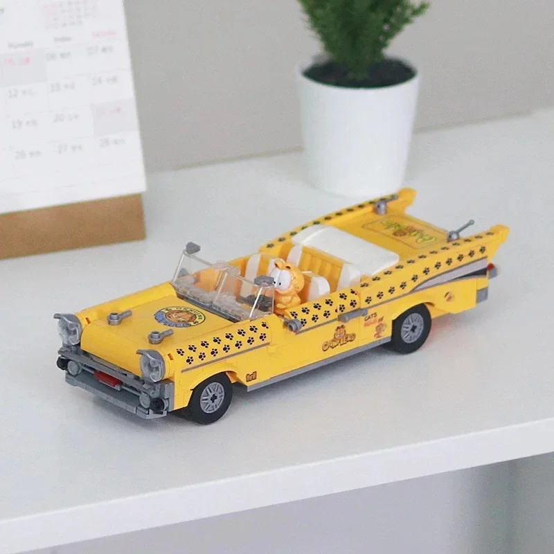 BALODY Garfield Series Building Blocks Convertible Car Model Bricks Creative Desktop Ornaments DIY Toys for Kids Holiday Gifts