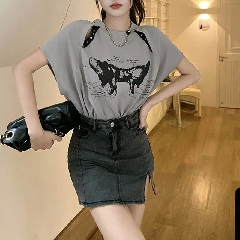 

2023 New Summer Design Sense Fashion Two Wear Off Shoulder Loose Fit Pure Lust Spicy Girls Unique Print Short Sleeve T-shirt