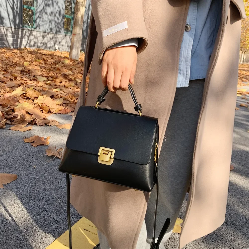 Retro-Handtaschen für Damen 2023, neue Designer-Umhängetasche, Klappenform, reine Farbe, Schulter-Umhängetaschen mit goldener Haspe_voghion.com
