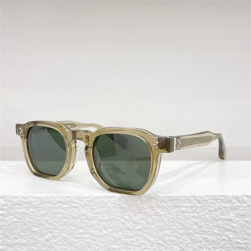 세련되고 고품질 선글라스로 모든 복장을 완벽하게 보완하는 Fabuvision의 527 Rectangular Sunglasses
