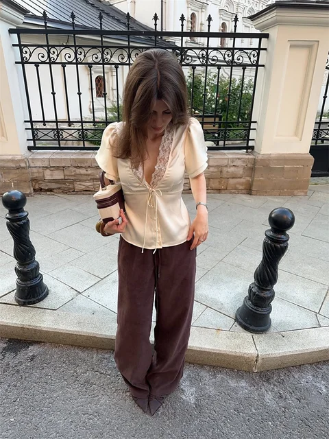 Rétro dentelle profonde col en v chemise femmes Chic solide à lacets boutons chemises minces femme 2025 été polyvalent mode rue hauts 1