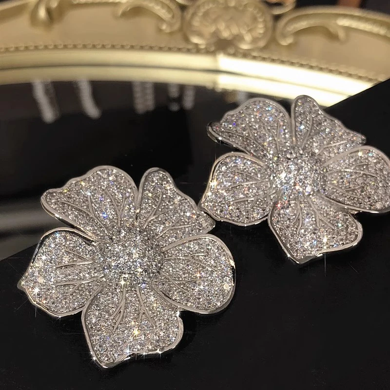 Huitan Übertreibung große Blumen-Ohrstecker, ästhetische Accessoires für Frauen, voll funkelnder Zirkonia, Hochzeit, Luxus-Schmuck – Detail 8