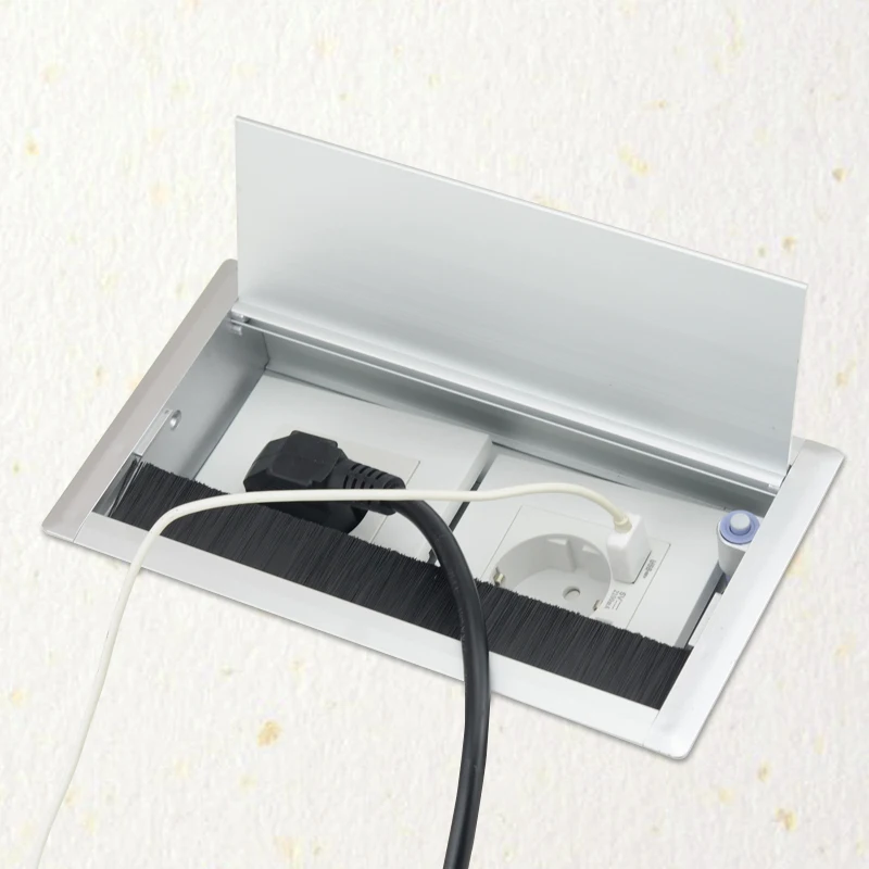 Outlet, soquete escondido nas tomadas elétricas da