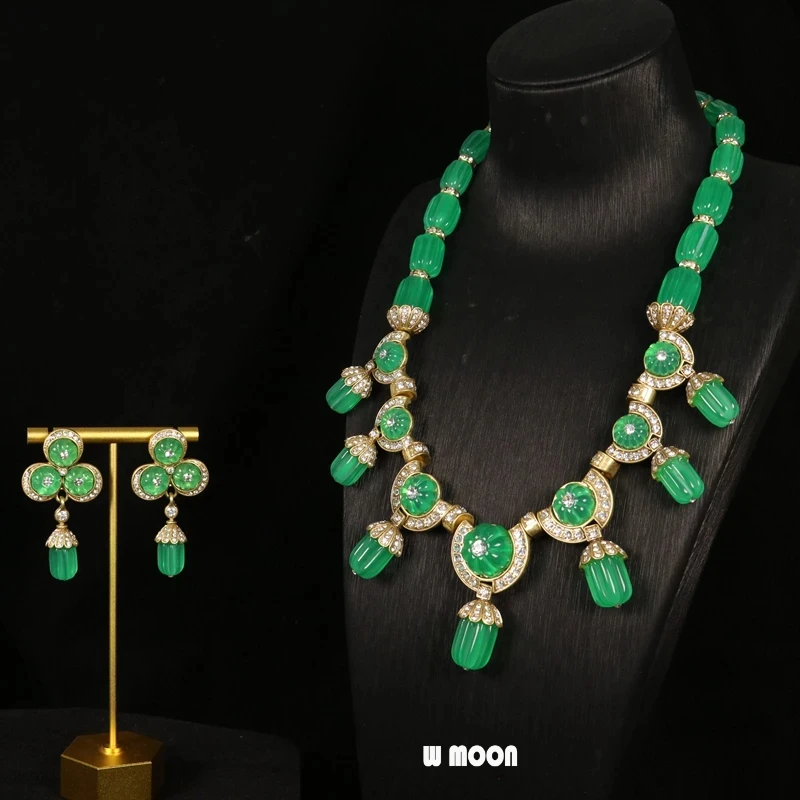 

Court Style Zircon Green Resin Pendant Necklace Earring Set for Women Designer Jewelry Luxury Rare Top Set Bride Gift