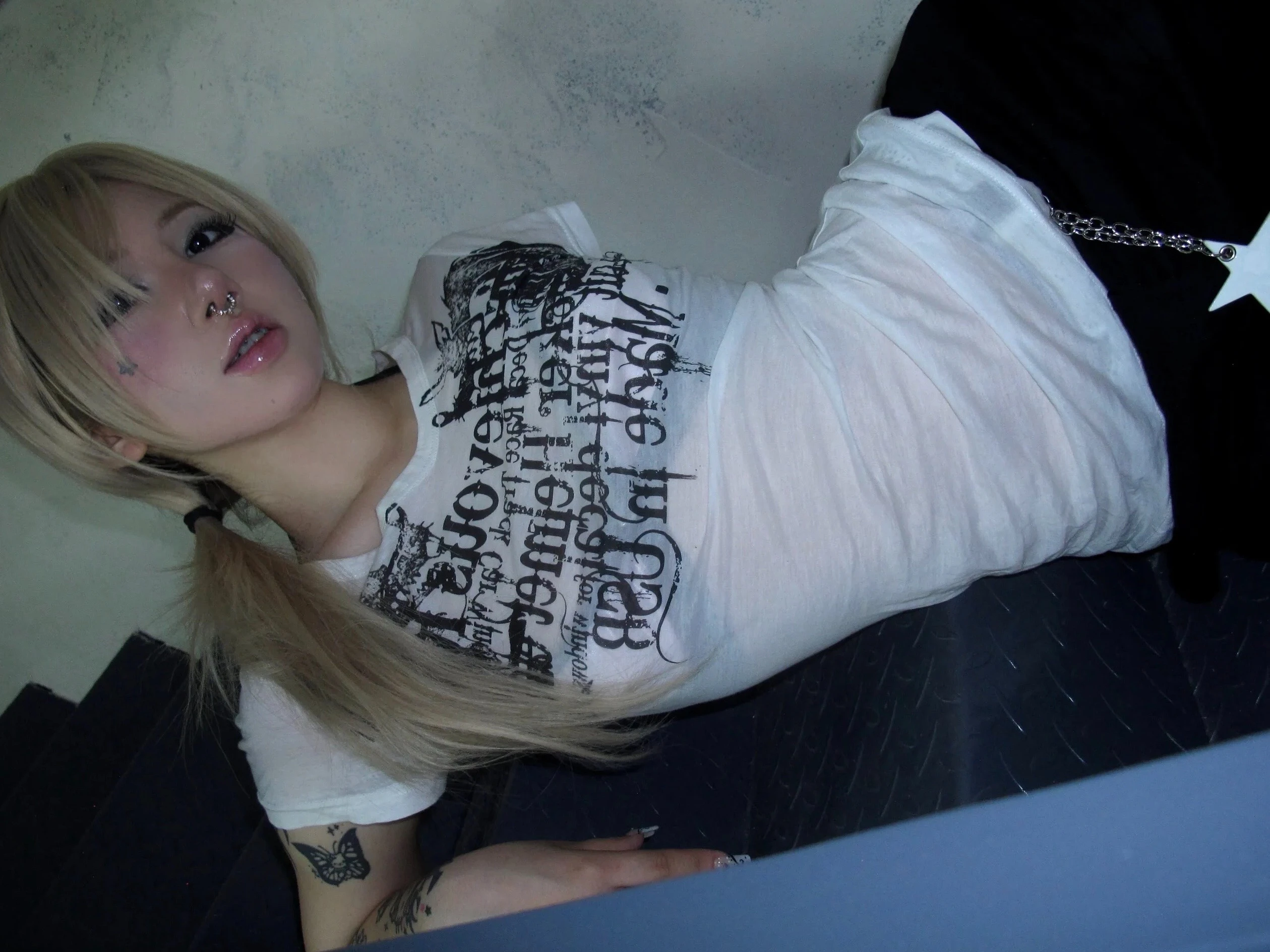 Karrcat Grunge Aesthetics Tattoo Print T-Shirt Trashy 2000er Jahre Stil Buchstabe T-Shirt Japanische Y2k Weiß Sheer Tops Gothic Vintage – Detail 12
