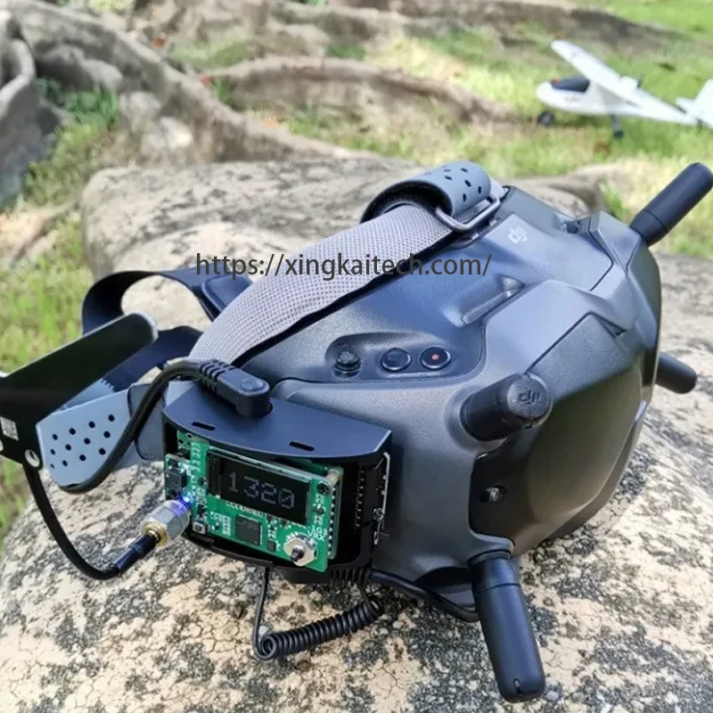 Récepteur vidéo VRX 1.2/1.3GHz 9CH à diversité connecté à des lunettes FPV Fatshark avec câbles
