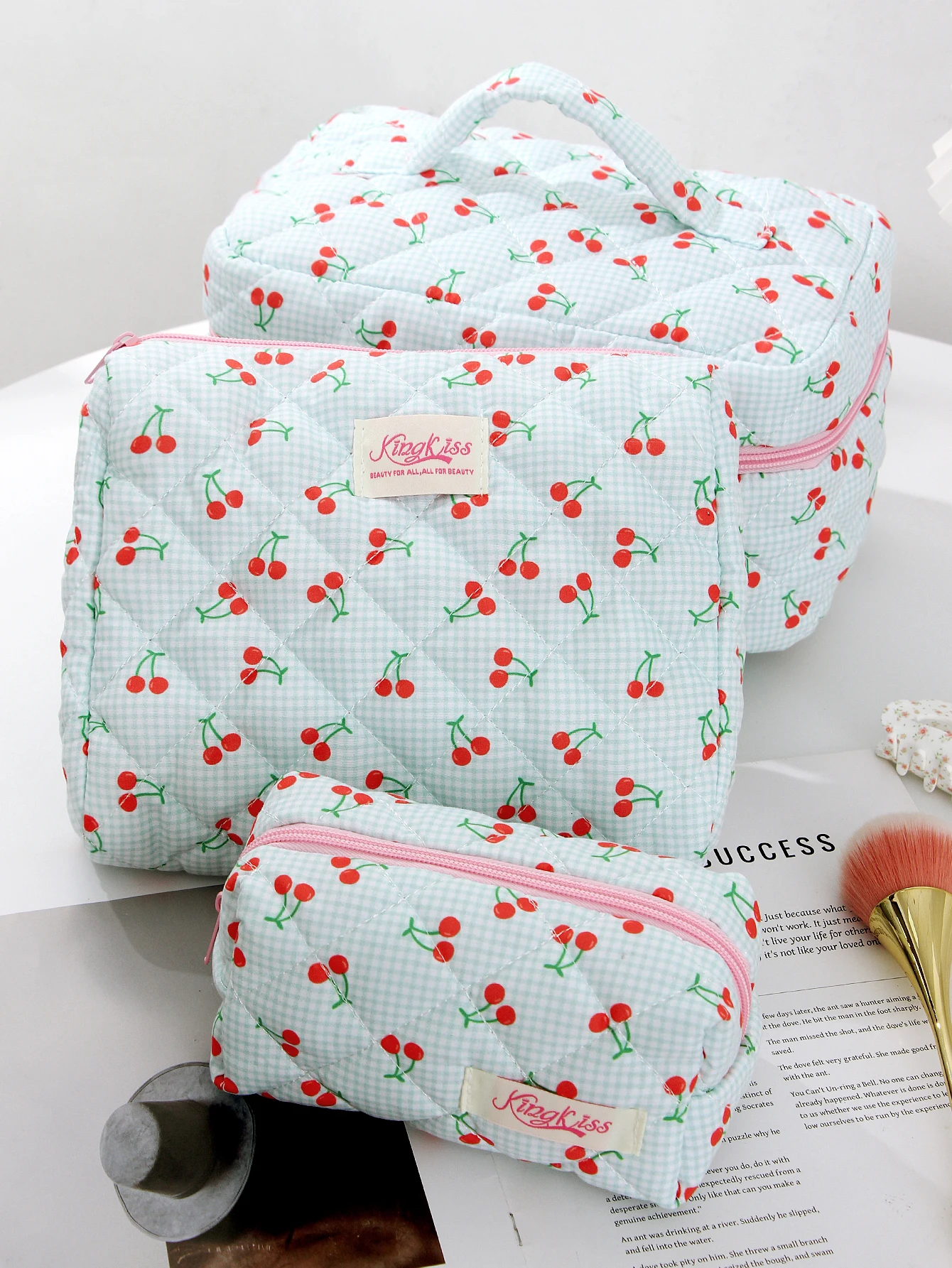 3-teilige karierte, mit Kirsche gesteppte Make-up-Tasche, tragbare Make-up-Tasche mit großem Fassungsvermögen, Reise-Make-up-Tasche, Make-up-Tasche aus Kirschbaumwolle – Detail 1