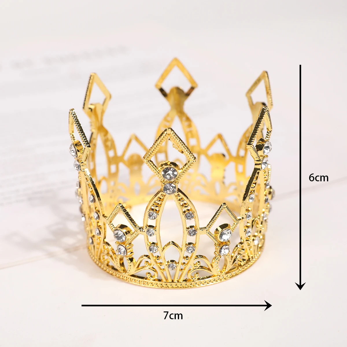 Krone aus Metalllegierung, mit imitierten Kristalldiamanten besetztes Kopfschmuckstück, strukturierte, ausgehöhlte Braut-Haarkrone, Prinzessinnenkrone für Geburtstagsfeiern – Detail 9