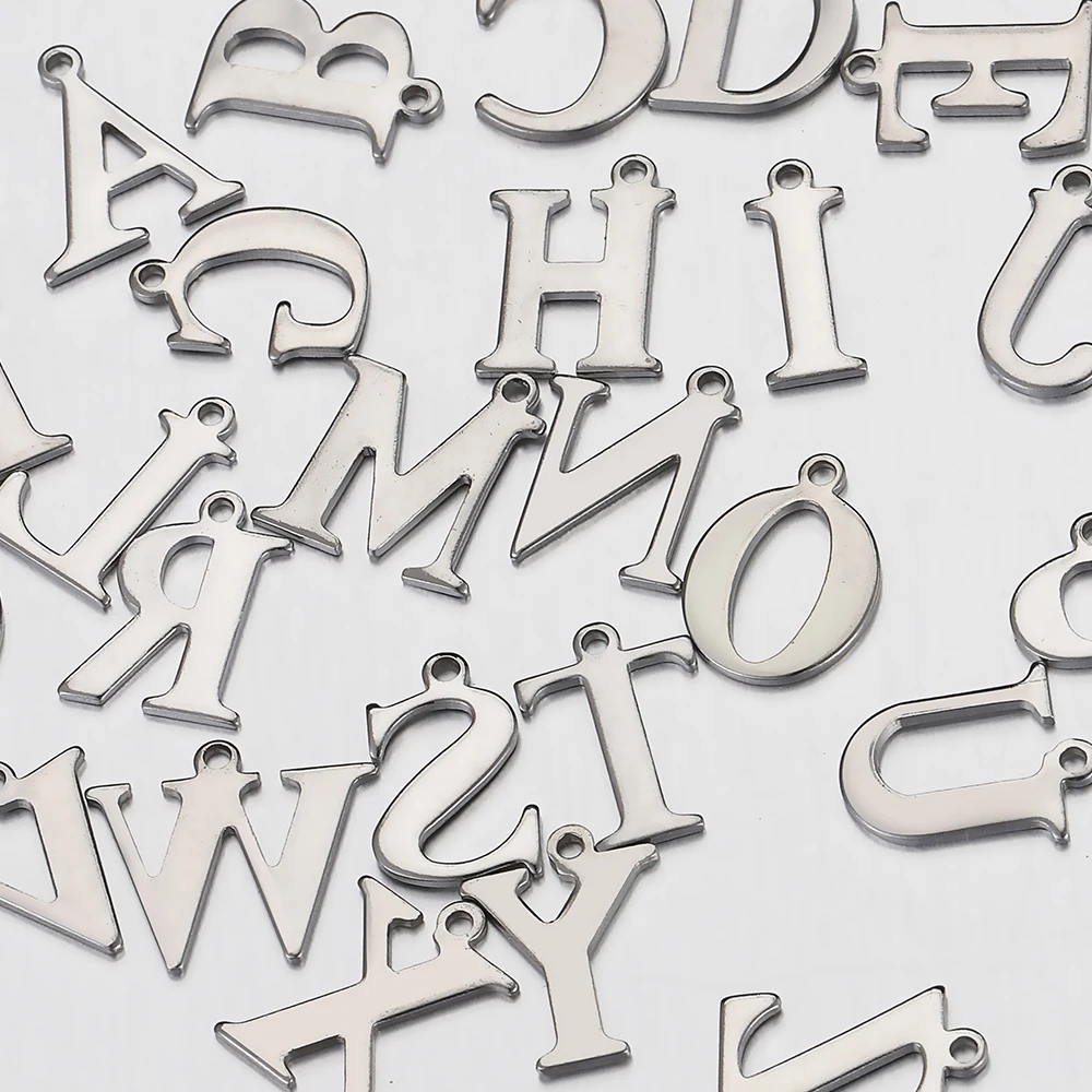 QE 50pcs acciaio inossidabile A-Z.Charms dell'alfabeto del pendente della lettera per orecchini del braccialetto